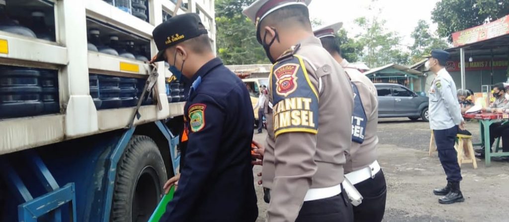 Satlantas Polres Subang Gelar Operasi Gabungan Penertiban Kendaraan Angkutan Barang ODOL