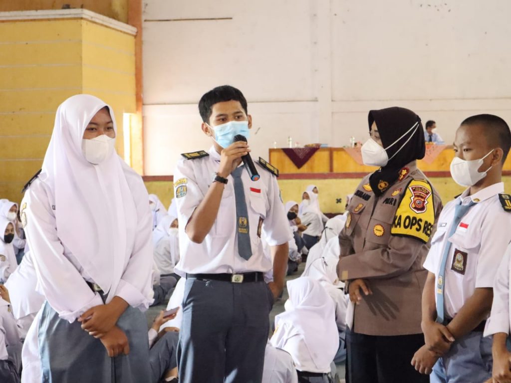 Kapolres Subang Memberikan Motivasi dan Edukasi Terhadap Ratusan Pelajar SMAN 1 Pamanukan