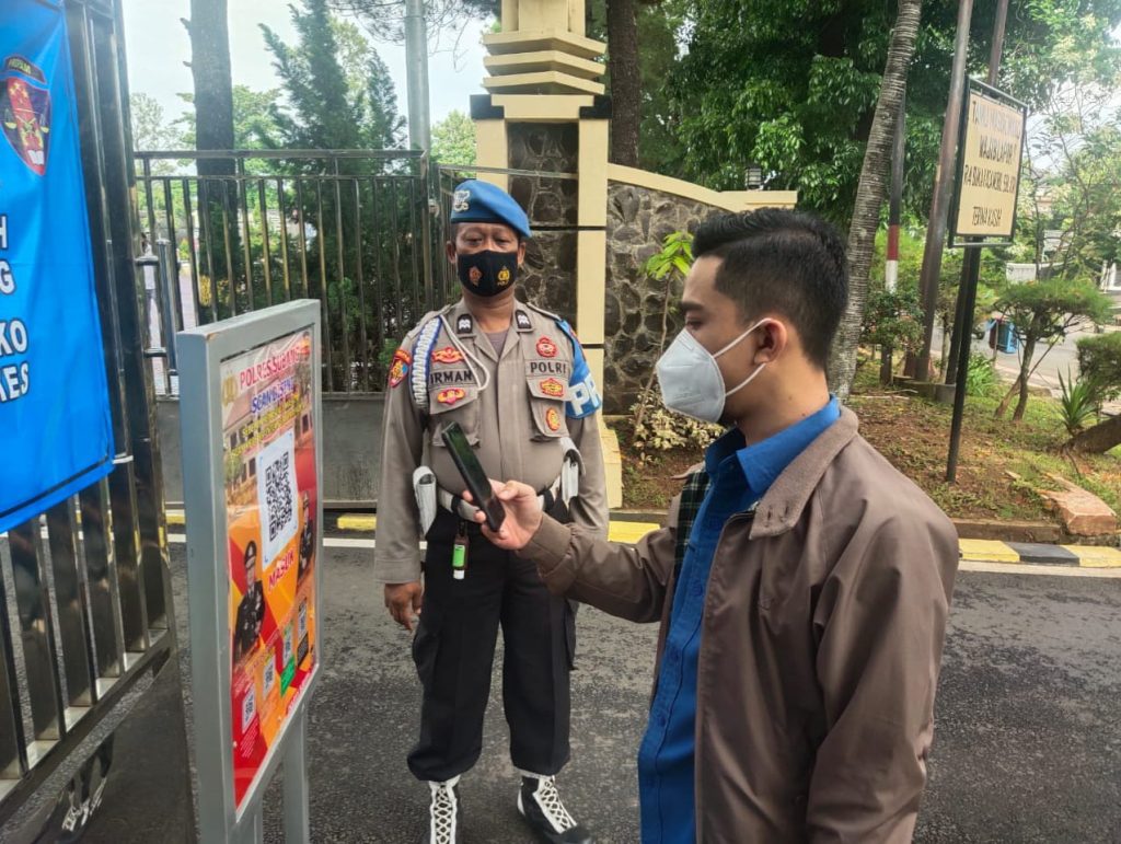 QR Code Aplikasi PeduliLindungi Wajid Digunakan Setiap Orang Sebelum Masuk Mapolres Subang