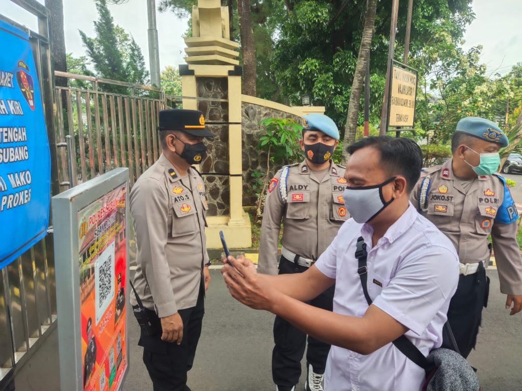 Cegah Penyebaran Covid-19 , Masuk Mako Polres Subang Wajib Scanning QR Barcode Aplikasi Peduli Lindungi