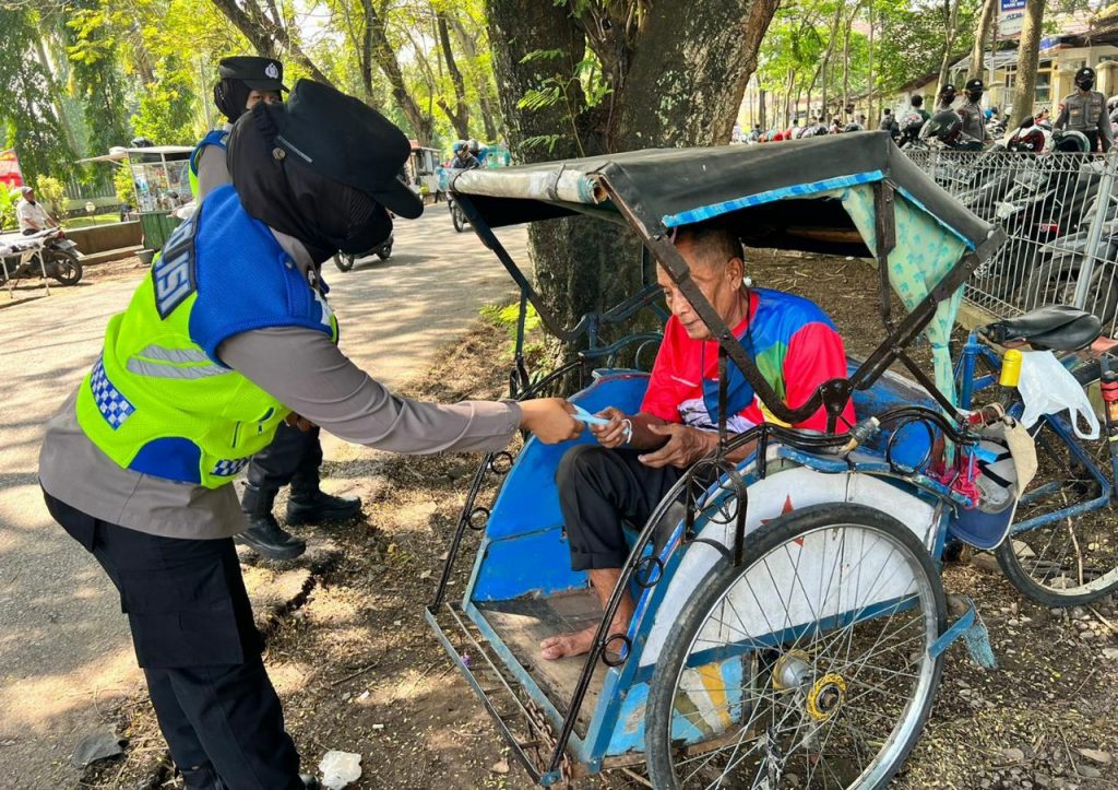 Polwan Polres Subang Gencar Lakukan Himbauan Prokes & Bagikan Masker Gratis Kepada Masyarakat