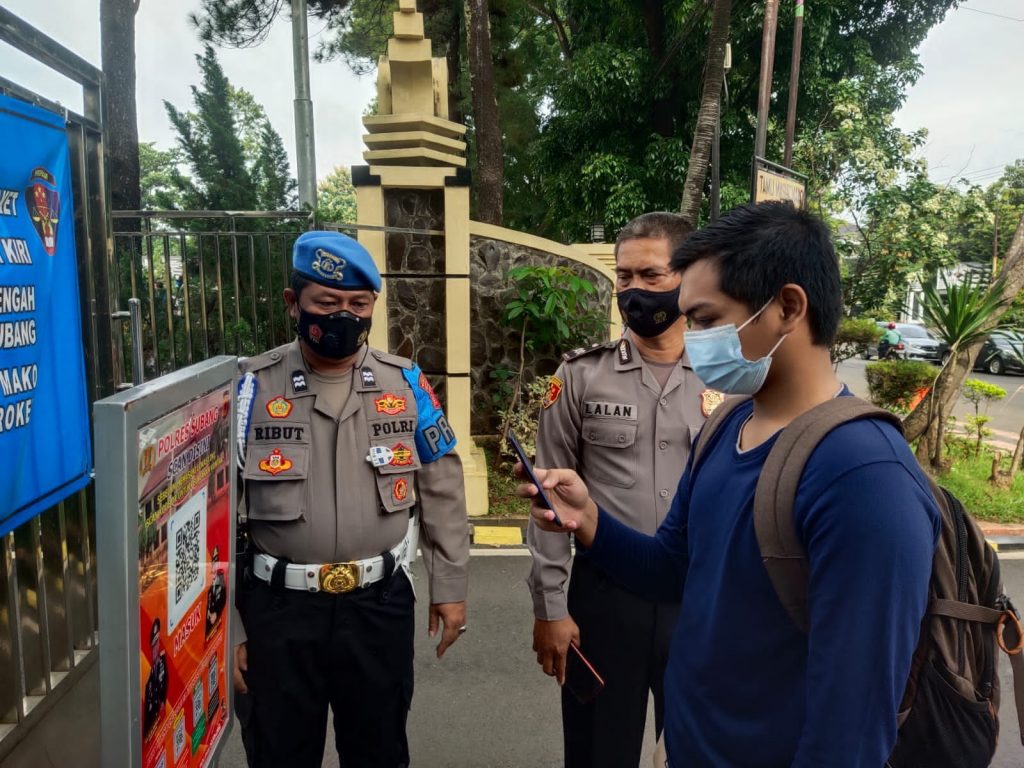 Cegah Penyebaran Covid-19 , Masuk Mako Polres Subang Wajib Scanning QR Barcode Aplikasi Peduli Lindungi