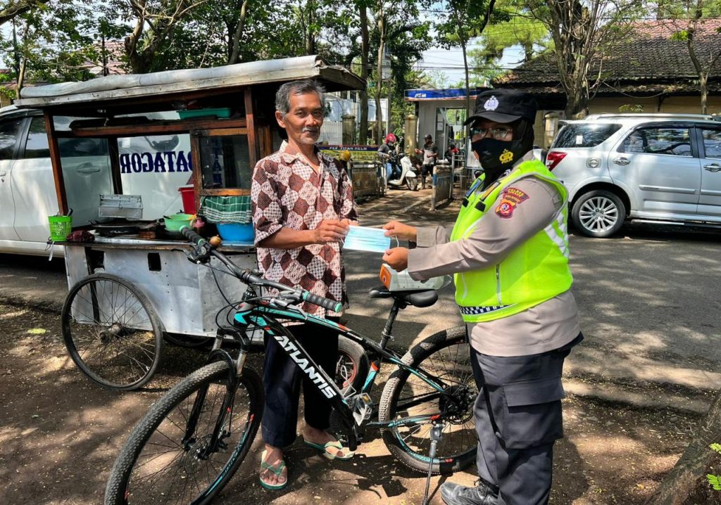 Polwan Polres Subang Bagikan Ratusan Masker Kepada Masyarakat dalam Pemberlakuan Pembatasan Kegiatan Masyarakat (PPKM) Level 1 di wilayah hukum Polres Subang