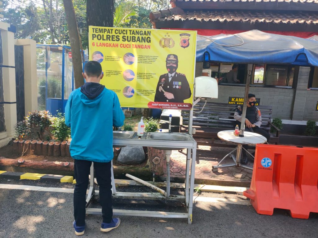 Cegah Penyebaran Covid-19 , Masuk Mako Polres Subang Wajib Scanning QR Barcode Aplikasi Peduli Lindungi