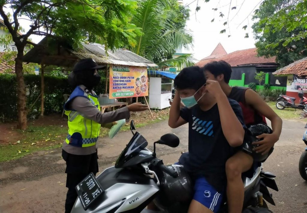 Personel Polwan Polres Subang Gencar Lakukan Himbauan Prokes & Bagikan Masker Gratis Kepada Masyarakat
