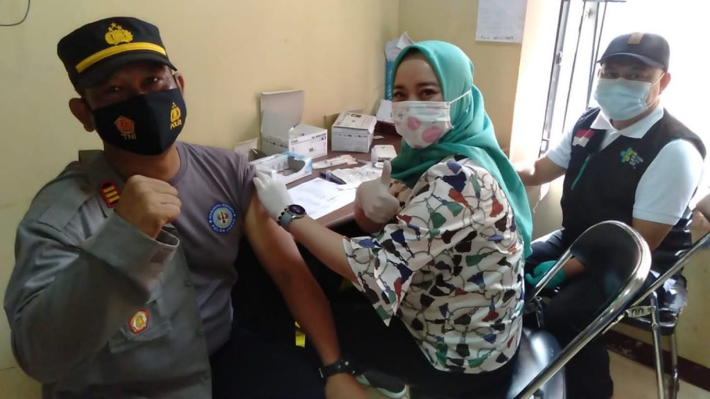 Jajaran Polsek Cisalak Laksankan Vaksinasi Dosis 3 Booster