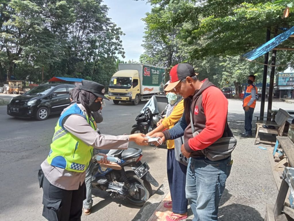 Polwan Polres Subang Gencar Lakukan Patroli Himbau Prokes dan Bagikan Masker