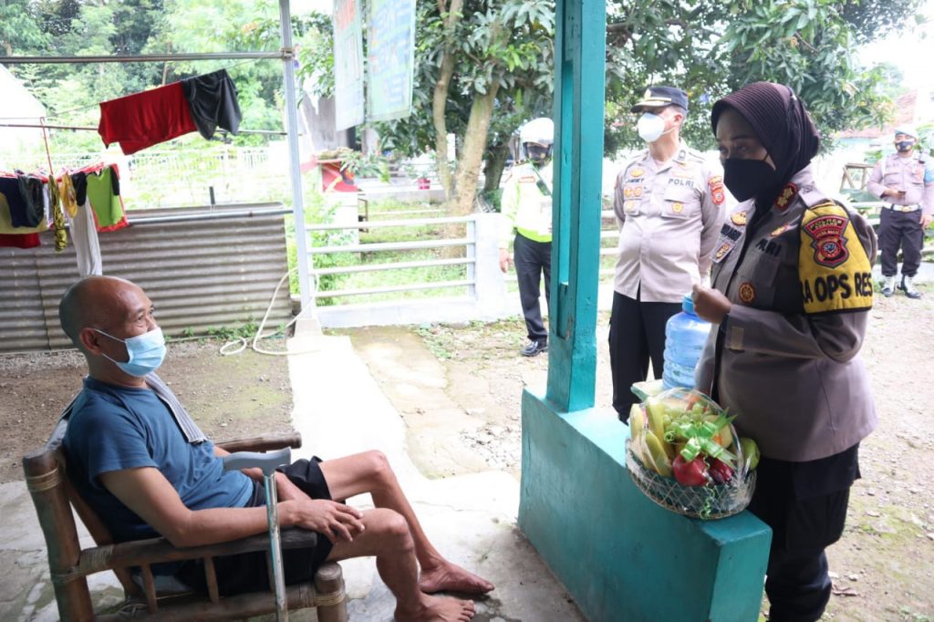 Momen Haru Kapolres Subang Jenguk Anggota yang Sakit