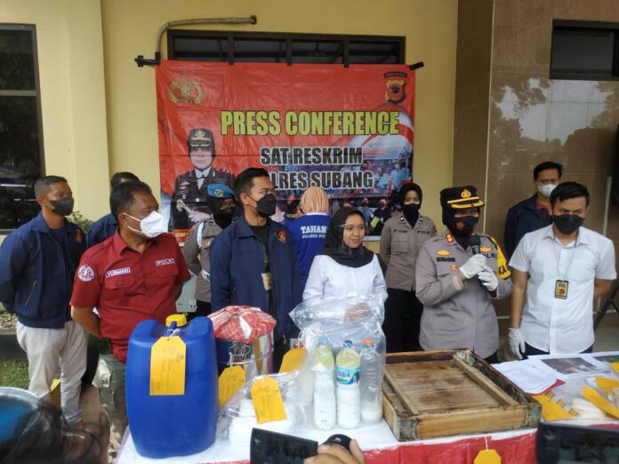 Kapolres Subang, AKBP Sumarni didampingi Kasatreskrim menunjukkan barang bukti dan tersangka pembuat tahu berformalin