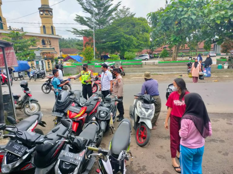 Disiplin Prokes PPKM Level 3, Polsek Cisalak Lakukan Pembagian Masker Serentak
