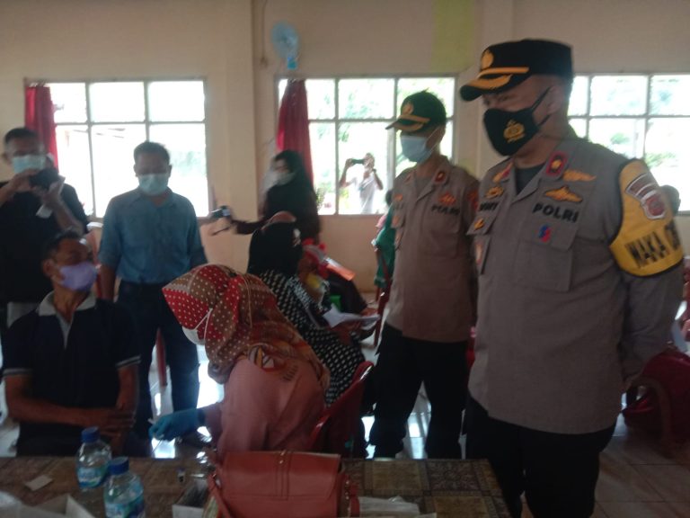 Kegiatan Waka polres Subang Bersama Kapolsek Pagaden Melaksanakan Monitoring Pelaksanaan Gerai Vaksinasi Merdeka Di Wilayah Hukum Polsek Pagaden