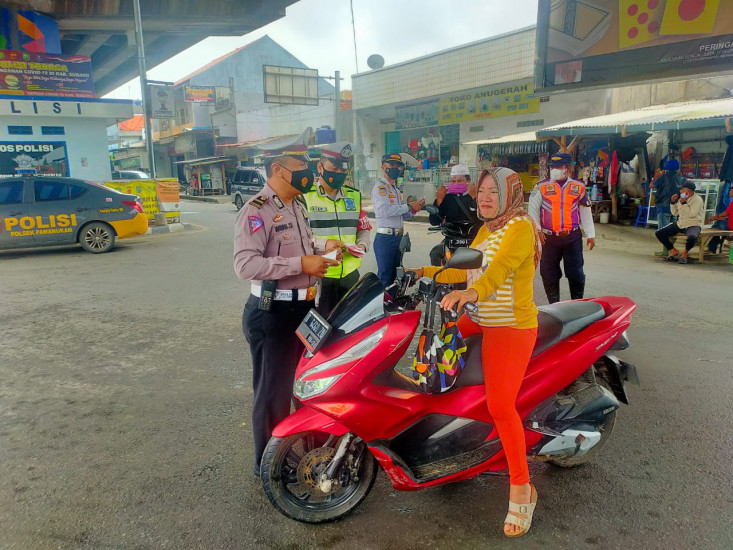 Tekan Covid-19 dan Lakalantas! Polsek Pamanukan Gencarkan Sosialisasi Penegakan Prokes dan Tertib Berlalulintas Kepada Pengguna Jalan