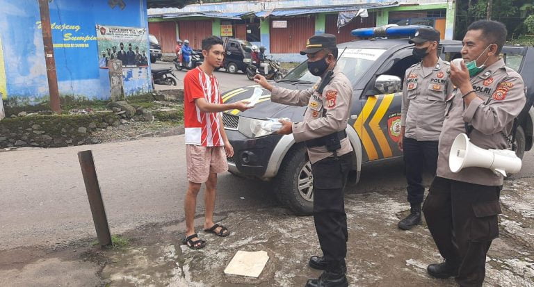 Polsek Cijambe Gelar Operasi PPKM Level 3, Himbau Prokes dan Bagikan Masker