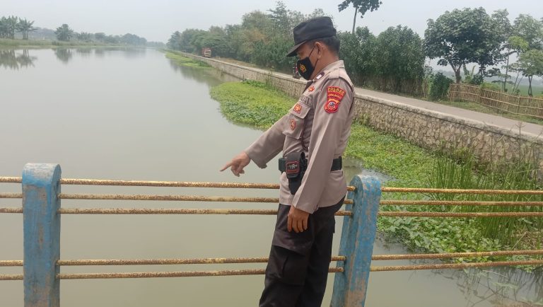 Kapolsek Pagaden Dan Bhabinkamtibmas Desa Monitoring Perkembangan Situasi Dan Antisipasi Bencana Alam Di Wilayah Hukum Polsek Pagaden