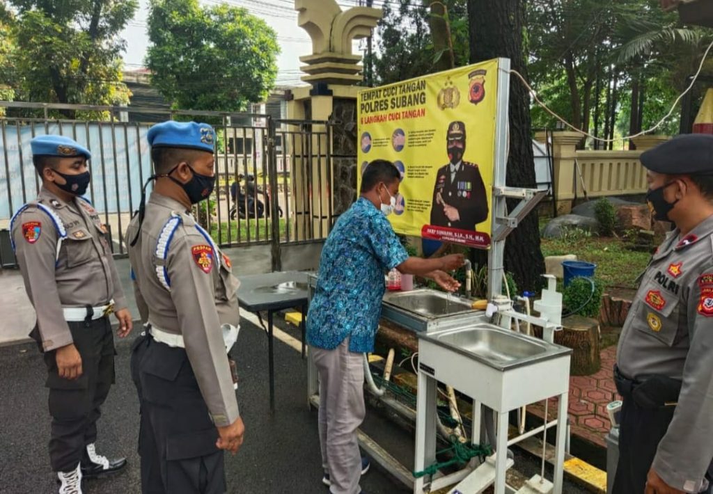 Kasus Covid Meningkat, Polres Subang Tetap Jalankan Scan QR Barcode Sebelum Masuk Mako