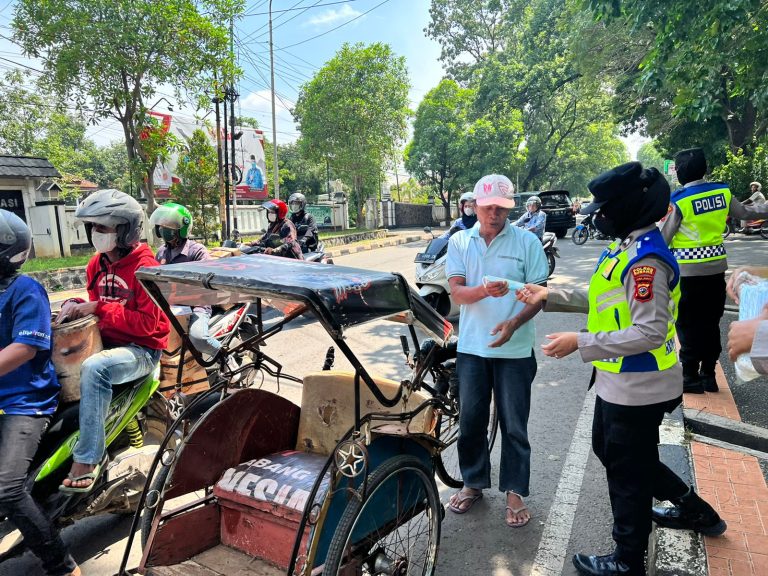 Patroli Polwan, Himbauan Dan Pembagian Masker Dalam Rangka Pemberlakuan Pembatasan Kegiatan Masyarakat (PPKM)
