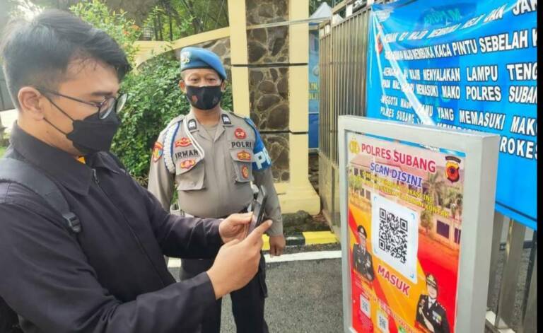 Polres Subang Terapkan Scaning Barcode Aplikasi Peduli Lindungi ke Pengunjung Untuk Antisipasi Kovid-19