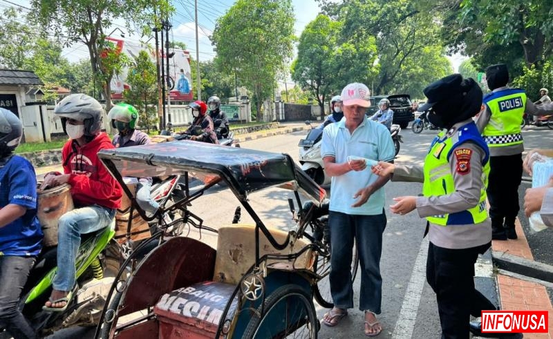 Polwan Polres Subang Laksanakan Patroli Himbau Masyarakat Patuhi Prokes dan Bagikan Masker