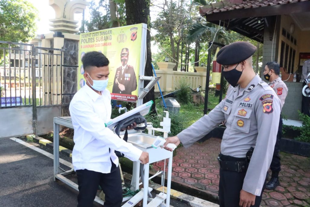 Sebelum Masuk Mako Polres Subang Pengunjung Diwajibkan Scan QR Barcode Aplikasi Peduli Lindungi, Melakukan Cuci Tangan, Pengukuran Suhu Tubuh serta Wajib Menerapkan Protokol Kesehatan
