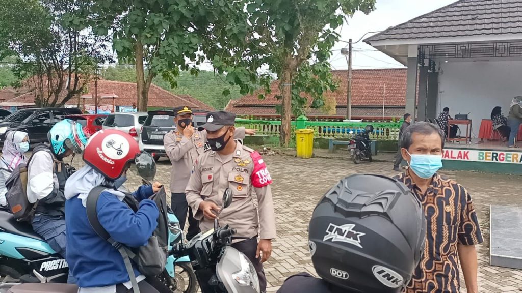 Kapolres Cisalak Lakukan Operasi Yustisi Penegakkan Prokes Pada Para Pengendara