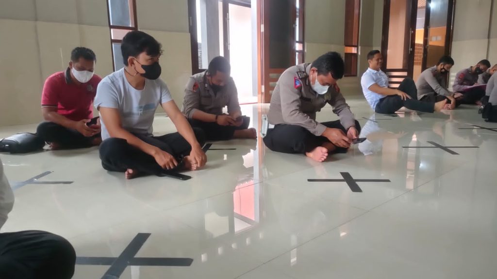 Personel Polres Subang Menggelar Binrohtal Dengan Menerapkan Protokol Kesehatan
