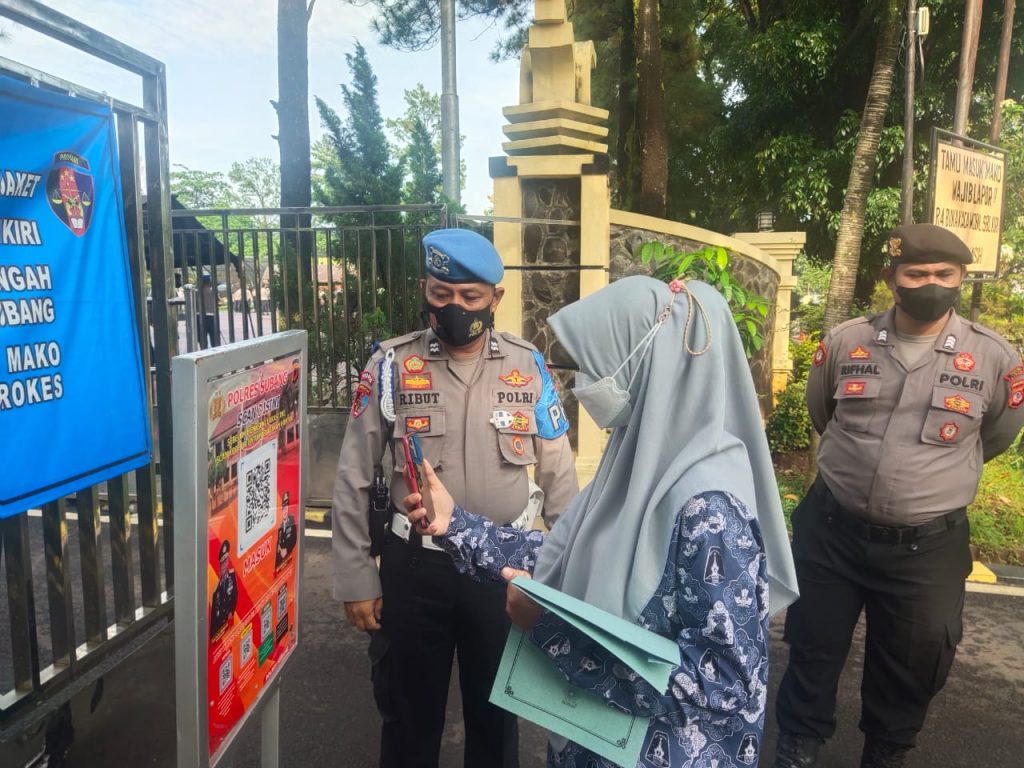 Cegah Penyebaran Covid-19 Masuk Mako Polres Subang Wajib Scanning QR Barcode Aplikasi Peduli Lindungi