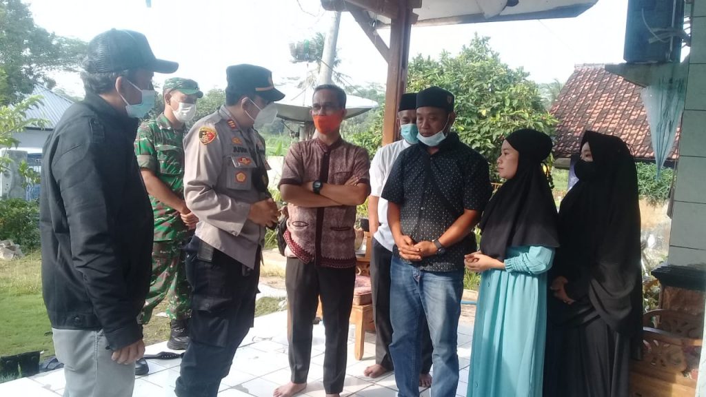 Polres Subang Mengunjungi Rumah Duka Korban Kebakaran Ponpes Miftahul Khoirot Cilamaya Kabupaten Karawang