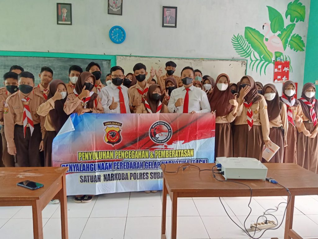Jauhkan Remaja Dari Narkoba Sat Res Narkoba Polres Subang Gelar Penyuluhan Bahaya Narkoba di SMPN 4 Subang