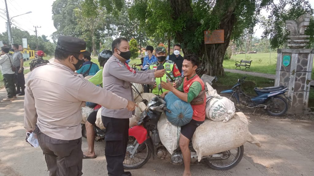 Kapolsek Pagaden Melakukan Edukasi Ketentuan Pelaksanaan Pembatasan Kegiatan Masyarakat ( PPKM ) Level 3 kepada Masyarakat