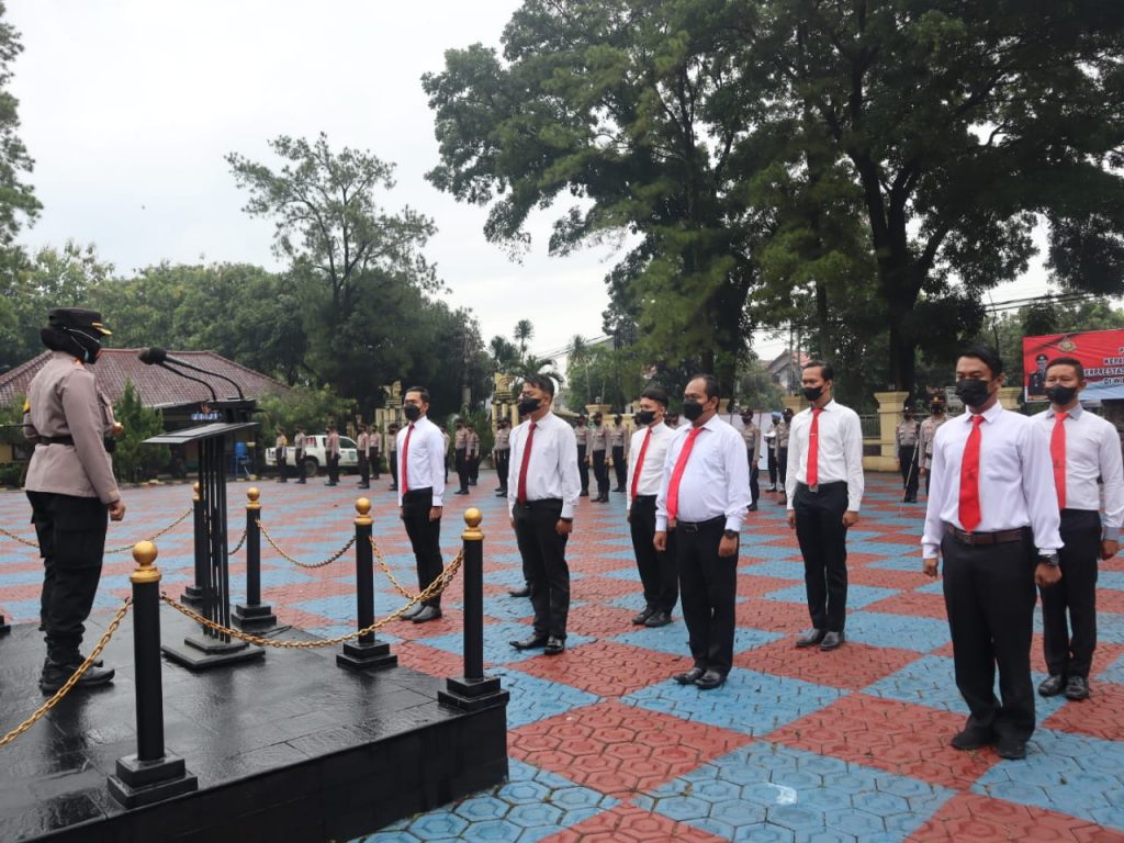 Kapolres Subang Memberikan Penghargaan Kepada Personel Polres Subang Yang Berprestasi