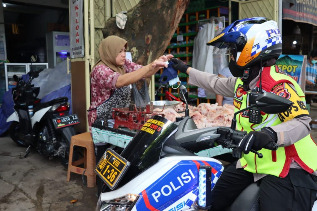 Dimasa PPKM, Polres Subang Patroli Dialogis Himbau Prokes dan Bagikan Masker Kepada Warga