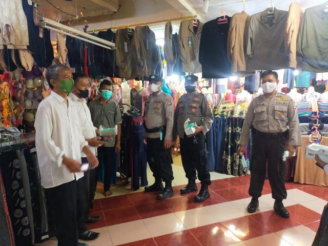 Polsek Pamanukan bagikan Ratusan Masker Di Pasar Tradisonal