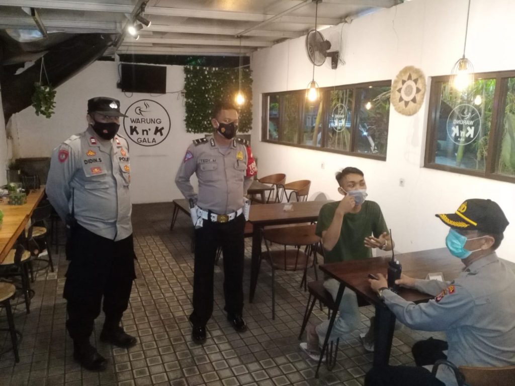 Polsek Pagaden Melakukan Kegiatan KRYD Dan PPKM Level-3 dan Ops Non Yustisi Gaktibplin Protokol Kesehatan Covid-19 Di Wilayah Hukum Polsek Pagaden Polres Subang