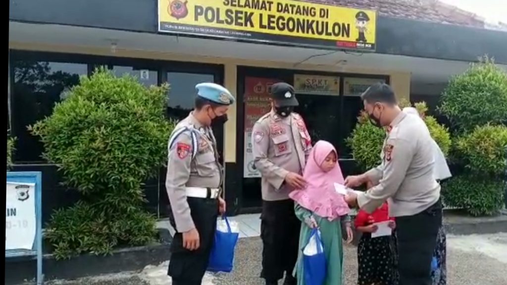 Kapolsek Legonkulon Masih Menyempatkan Diri berbagi Dengan Anak Yatim Piatu Di Wilayah Hukum Polsek Legonkulon