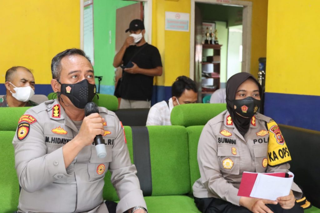 Kapolres Subang bersama Pamen Asistensi Dir Pam Obvit Polda Jabar melaksanakan Anev Capaian Vaksinasinasi di Wilayah Hukum Polres Subang Melalui Zoom Meetting