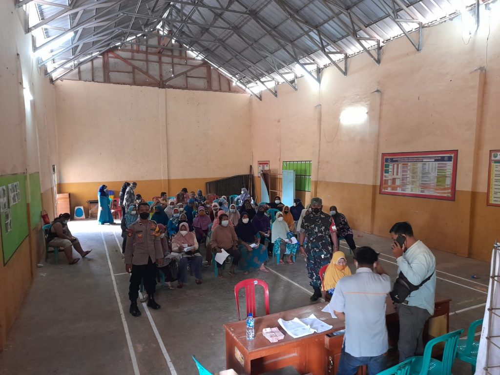 Polsek Kalijati Lakukan Giat Pengamanan Pembagian Bantuan Pangan Non Tunai (BPNT) di Desa Caracas