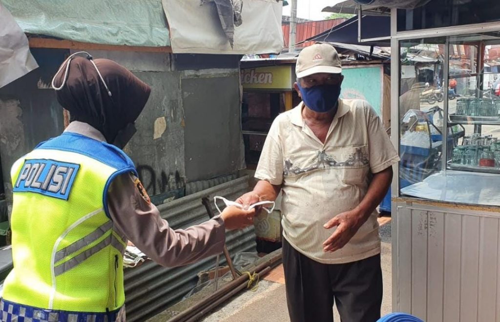 Polwan Polres Subang Gencar Lakukan Himbauan Prokes & Bagikan Masker Gratis Kepada Masyarakat