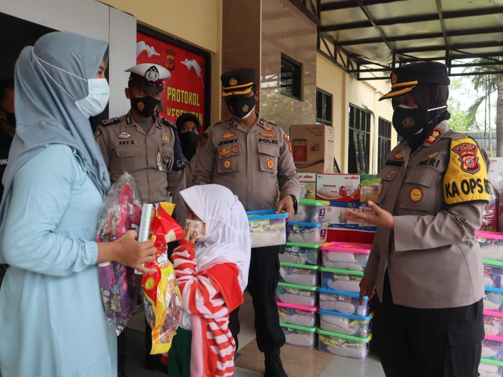 Kapolres Subang Memberikan Penghargaan kepada Ibu Dan Anak karena Telah Tertib Berlalu Lintas