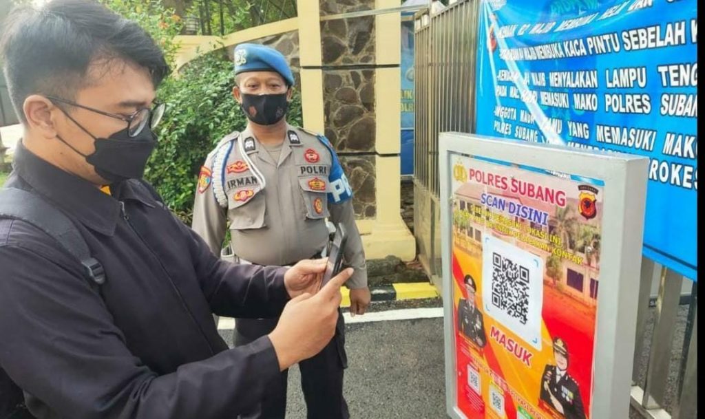 Cegah Penyebaran Covid-19 , Masuk Mako Polres Subang Wajib Scanning QR Barcode Aplikasi Peduli Lindungi