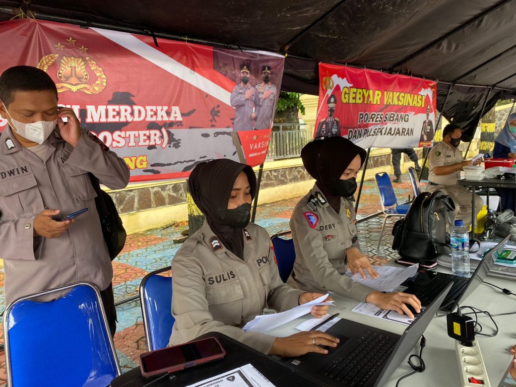 Polwan Polres Subang terjun dalam giat Vaksinasi di Kabupaten Subang