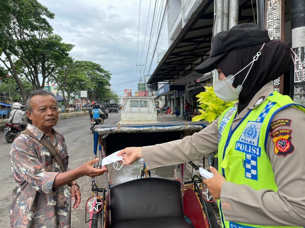 Polwan Polres Subang Gencar Lakukan Himbauan Prokes & Bagikan Masker Gratis Kepada Masyarakat