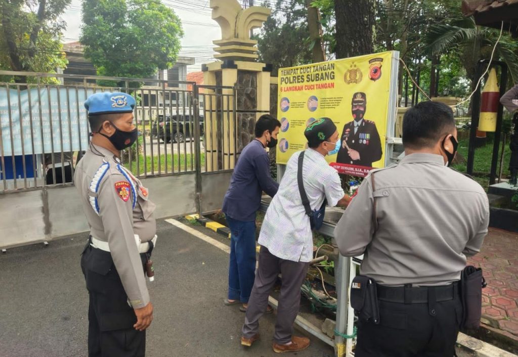 Cegah Penyebaran Covid-19 , Masuk Mako Polres Subang Wajib Scanning QR Barcode Aplikasi Peduli Lindungi