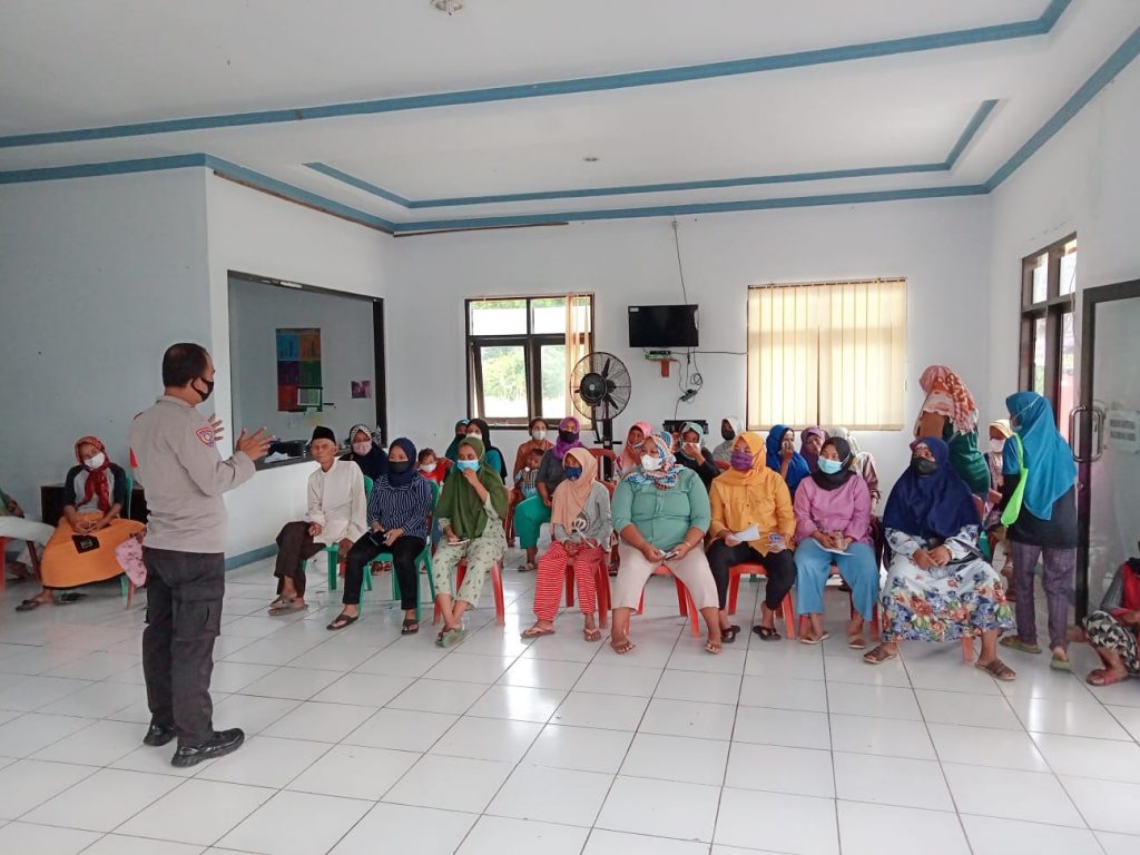 Polsek Cibogo Lakukan Giat Pengamanan Pembagian Bantuan Pangan Non Tunai (BPNT) dari KEMENSOS