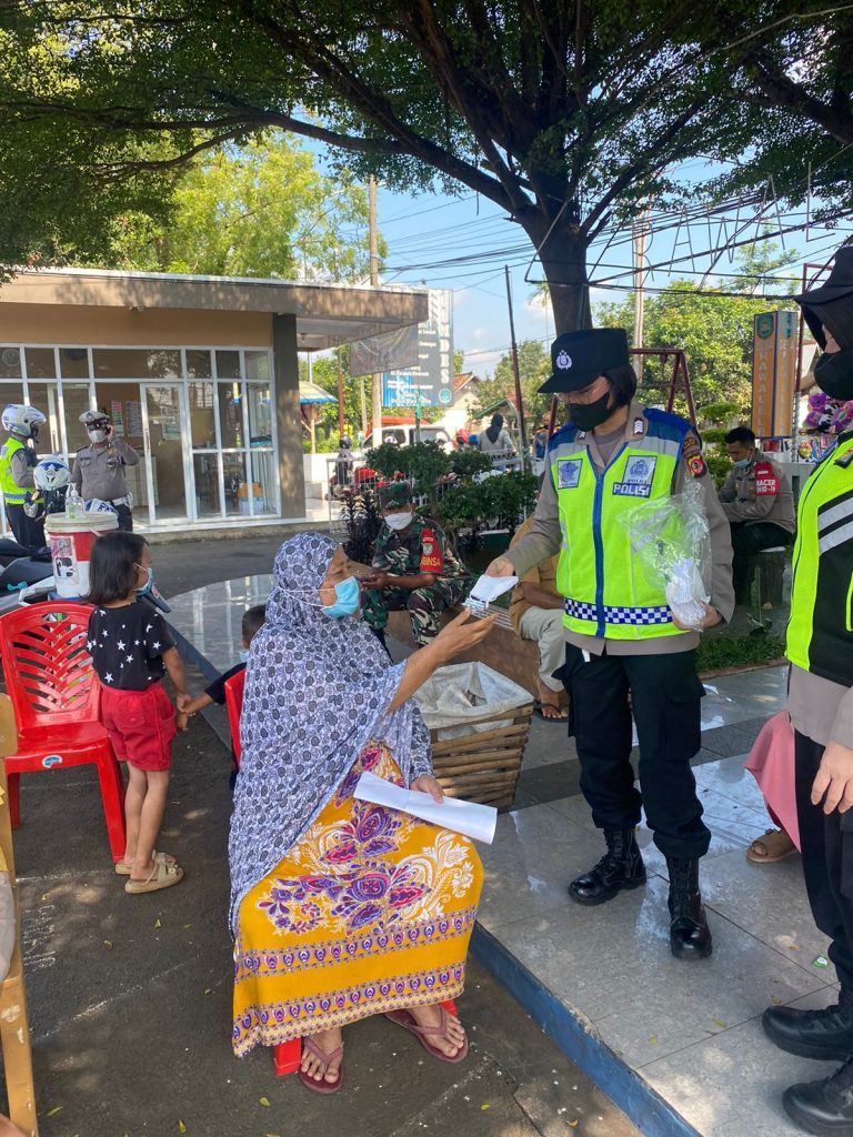 Laksanakan Patroli, Polwan Polres Subang Beri Himbauan Protokol Kesehatan dan Bagikan Masker Gratis