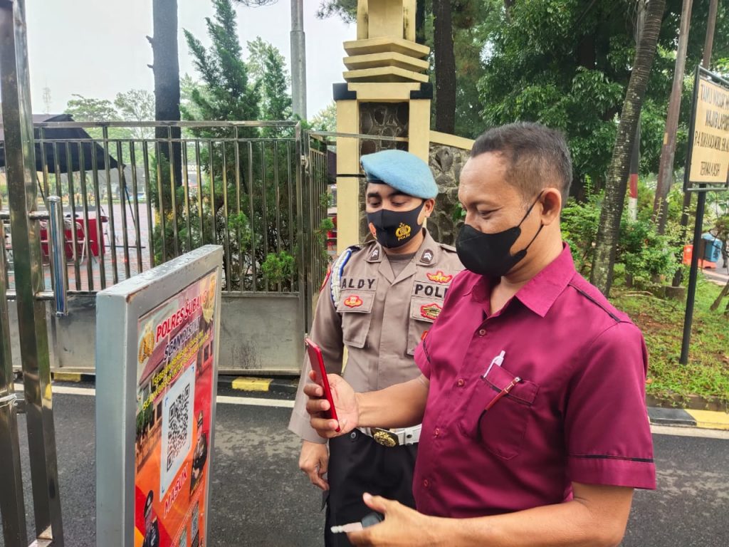 Masuk Polres Subang Wajib Scan Barcode Aplikasi Peduli Lindungi