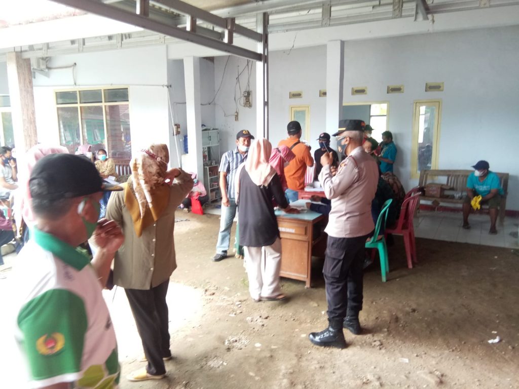 Polsek Blanakan Lakukan Giat Pengamanan Pembagian Bantuan Pangan Non Tunai (BPNT)  dari KEMENSOS