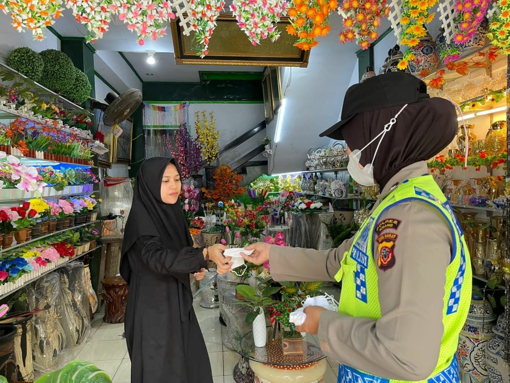 Polwan Polres Subang Gencar Lakukan Himbauan Prokes & Bagikan Masker Gratis Kepada Masyarakat