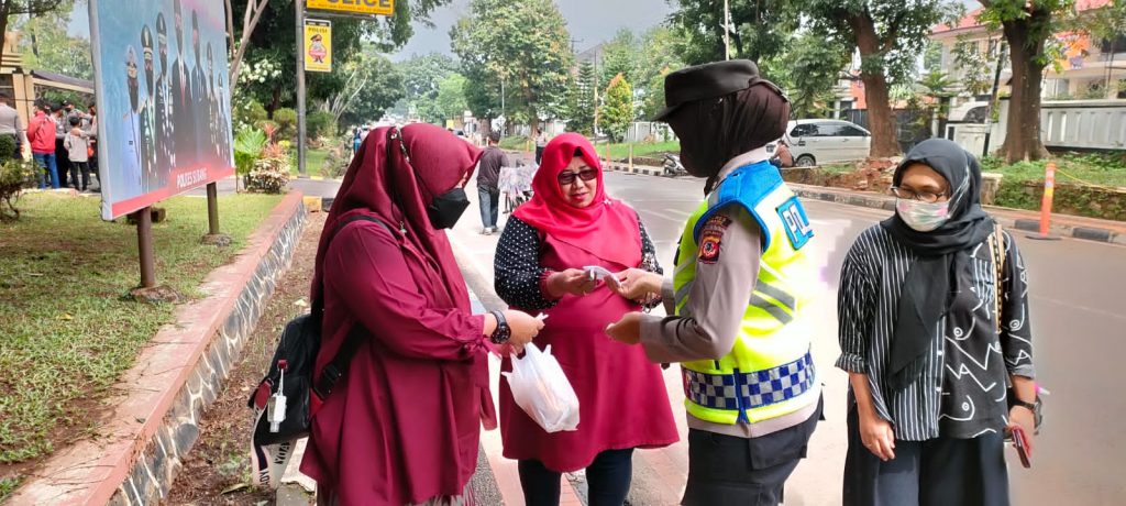 Polwan Polres Subang Gencar Lakukan Himbauan Prokes & Bagikan Masker Gratis Kepada Masyarakat
