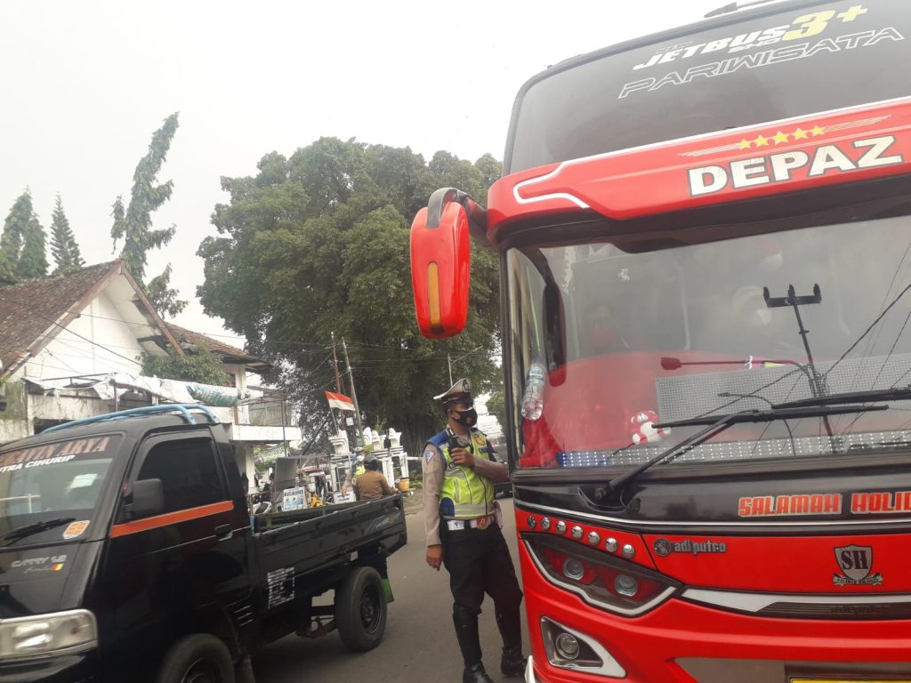 Satlantas Polres Subang Menggelar Operasi Over Dimensi dan Over Loding (ODOL) di beberapa titik