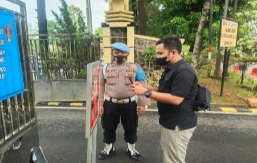 Cegah Penyebaran Covid-19 , Masuk Mako Polres Subang Wajib Scanning QR Barcode Aplikasi Peduli Lindungi